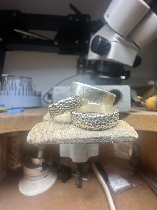 Thick crater textured ring